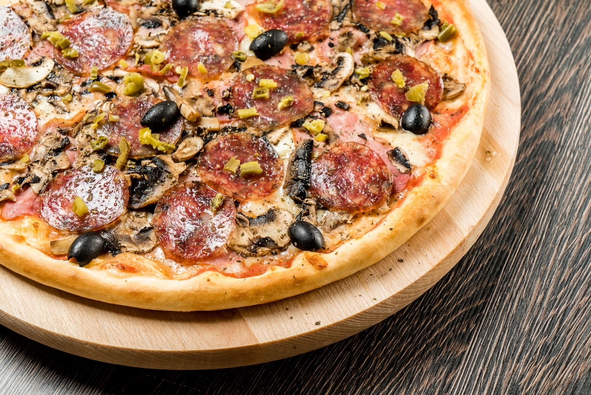 Kapary dodające charakteru tradycyjnej włoskiej pizzy
